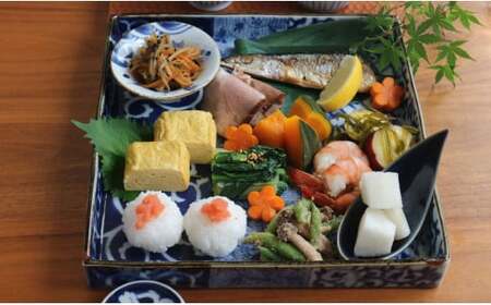有田焼 唐草描分け 7寸正角皿 21cm【まるぶん】食器 器 うつわ 角皿 正角皿 メイン皿 ワンプレート 手描き 唐草 染付 青 ブルー お正月 ハレの日 | 90000円以内 9万円以内 | aw078