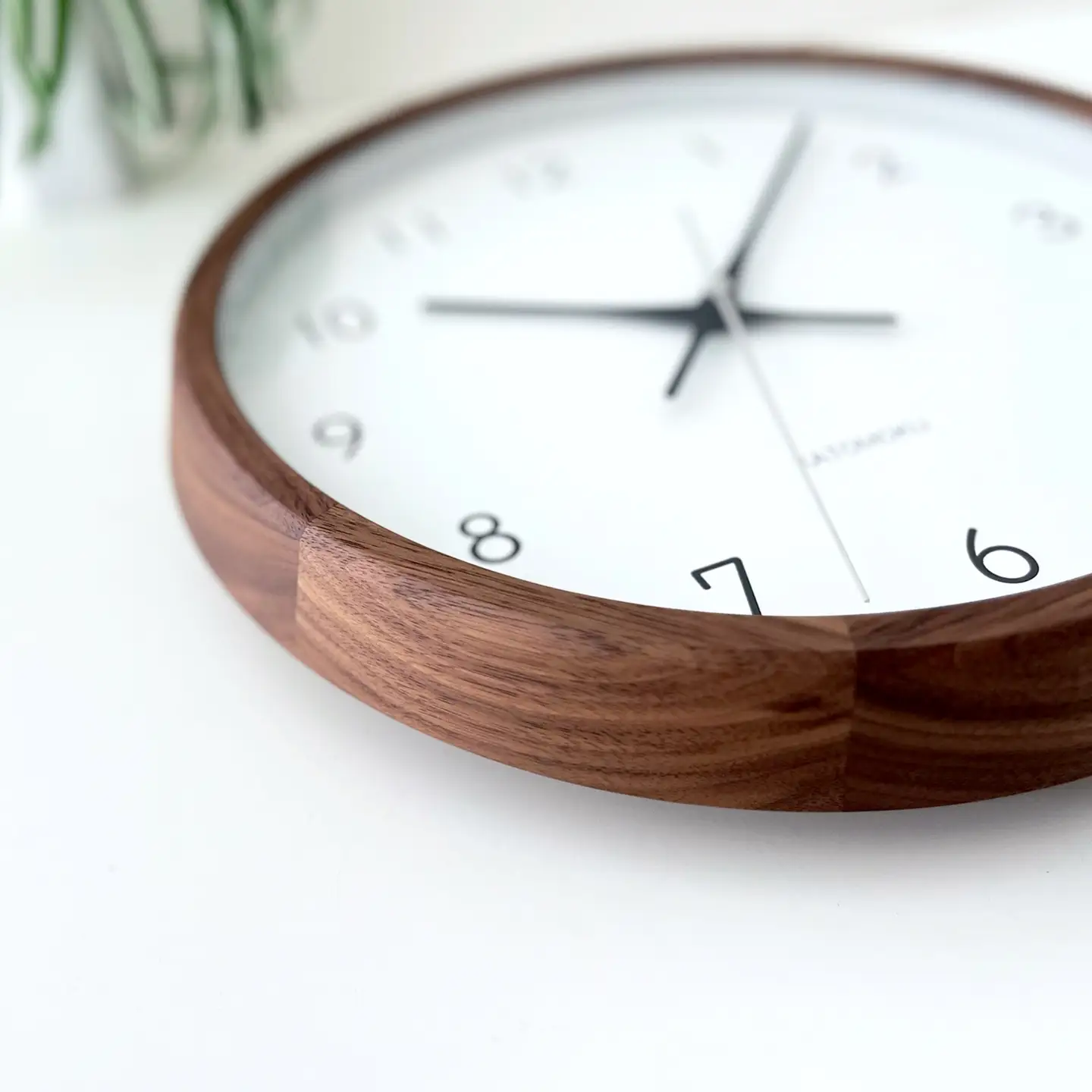 KATOMOKU muku clock 13≪km-104WARC≫ウォールナットの木枠電波時計【B-39】　
