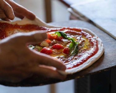 薪窯ピザとフランクフルトセット ピザ大(23㎝)4枚＋鶏ちゃんPizza大(23㎝)1枚+鶏ちゃんフランク3本×1袋［GONZA×けいちゃんカンパニーコラボ］ピザ ぴざ ピザ