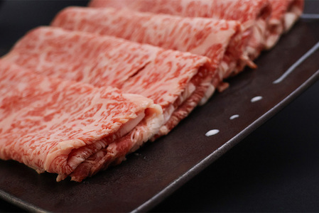 【30営業日以内配送】幸生牛 ロース すき焼き用 500g 肉 すきやき しゃぶしゃぶ 牛肉 希少 山形 《幸せを運ぶ牛》　022-D-YL055