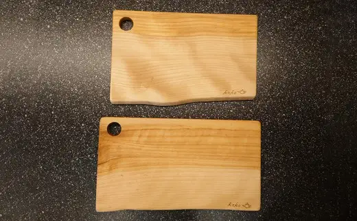 樺の小さなカッティングボード無垢材バターナイフ（右利き用）のセット（スクエアタイプ耳付き・大）【山仁物産 】