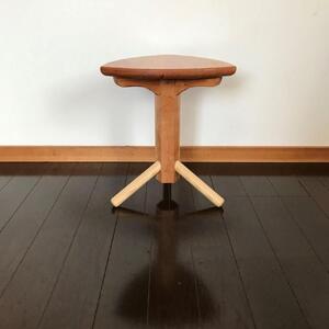 【ビグロスツール：三角形の座面に六角形の支柱の3本脚スツール】スツール 3本脚 三角形 ルーローの三角形 サイドテーブル 花台 プランタースタンド ディスプレイ チェリー nove