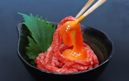 ブランド牛 伊賀牛プレミアムユッケ　60g×5パック【nzst0012】