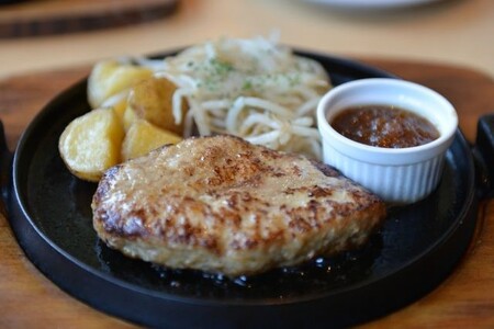 【近江牛 オリジナルハンバーグ (5個)】冷凍 肉 牛肉 ハンバーグ 冷凍 ブランド牛 三大和牛 和牛 黒毛和牛 冷凍食品 お弁当 おかず お惣菜 ギフト 高級 自宅用 神戸牛 松阪牛 に並ぶ 日本三大和牛 滋賀県 竜王