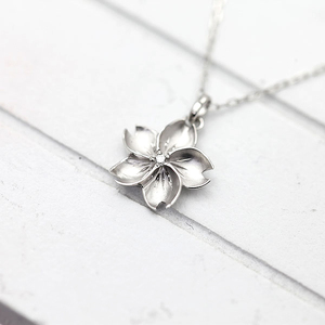 ネックレス 桜 プラチナ PT900 ダイヤモンド 0.02ct つや消し 手彫り彫刻 さくら模様 和風ペンダント ジュエリー【f100-pt】 ALPAZ123