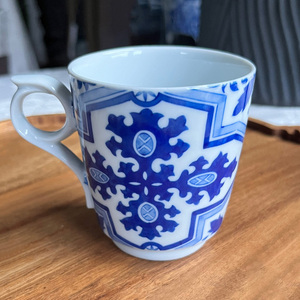 有田焼 染付十字文 ペアマグカップ【有田焼 花伝作】食器 器 うつわ 陶磁器 カップ コップ マグカップ 2個 ペア セット 十字紋 クルス 染付 ブルー 手描き 電子レンジ対応 dw019