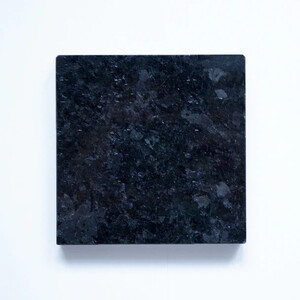 【mikage craft】オーディオボード (100mm × 100mm × 15mm) 黒 天然御影石｜オーディオ
