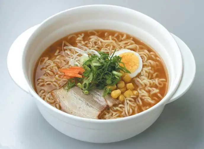 即席ラーメンメーカー 電子レンジ調理 楽チン！シリーズ 時短 洗い物を減らす 便利 火を使わない 焼きそば 湯切り〈スケーター株式会社〉   4-055