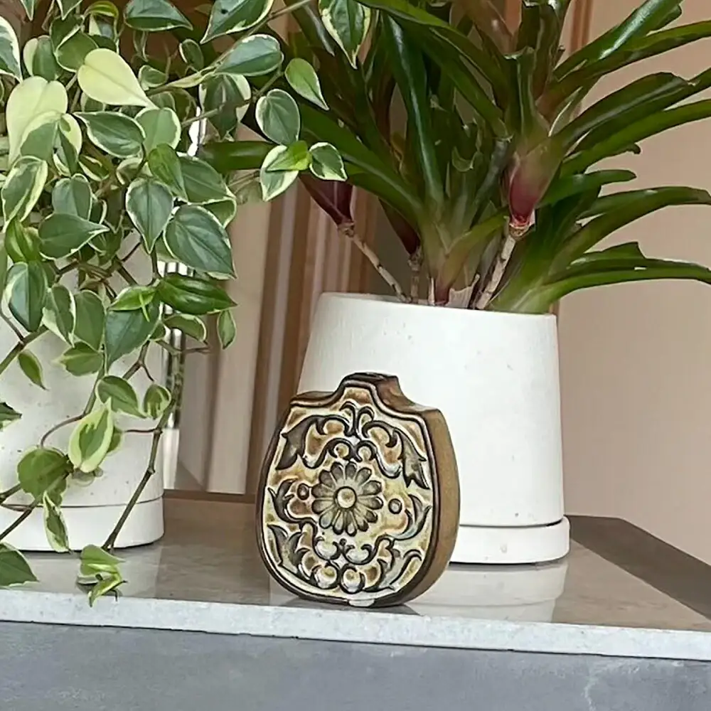 【瀬戸焼】一輪挿し　唐草模様　丸　（K28）【かしわ窯】一輪挿し 花瓶 花器 インテリア / 瀬戸市 [BBAJ018]