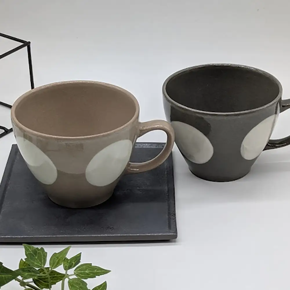 【瀬戸焼】水玉マグペア グレー＆ベージュ 2個セット 【山長陶苑】/ マグカップ コップ ペアマグカップ 食器 / 瀬戸市[BBBH047]