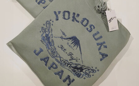 【XLサイズ】横須賀×富士山刺繍プルオーバーパーカー【有限会社エムシーハウス】[AKAP021-4]