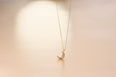 18金 ダイヤモンドネックレス Dia0.024ct / 高貴に輝く三日月デザイン 艶やかな美しさ / K18-SN01009