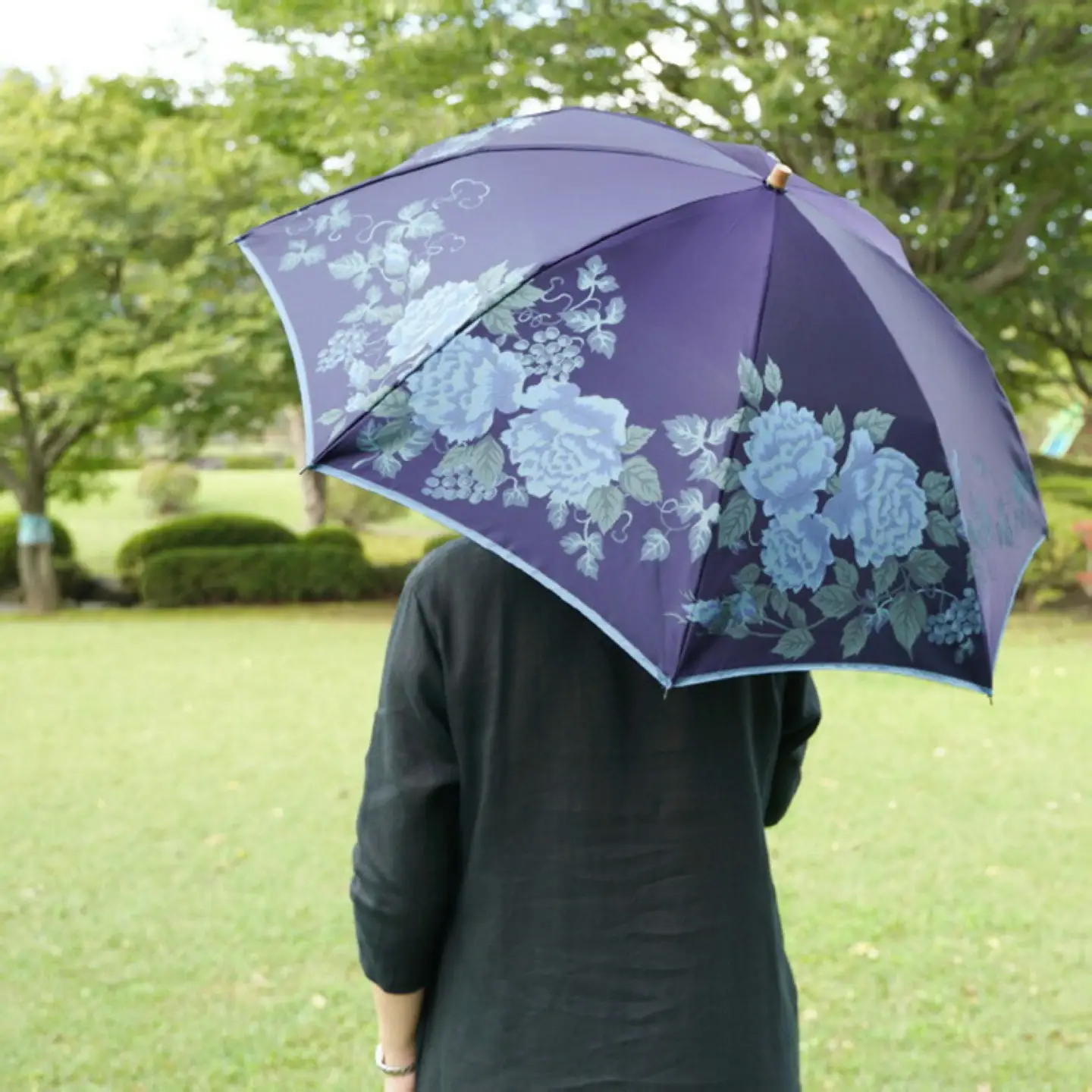 【槙田商店】晴雨兼用折りたたみ傘　絵おり　バラとぶどう　ネイビー｜送料無料 槙田商店 傘 雨傘 おしゃれ レディース 贈答 プレゼント ギフト 母の日 誕生日 日本製 女性 長傘 晴雨兼用 ブランド 高品質 婦人用 日傘 UV加工