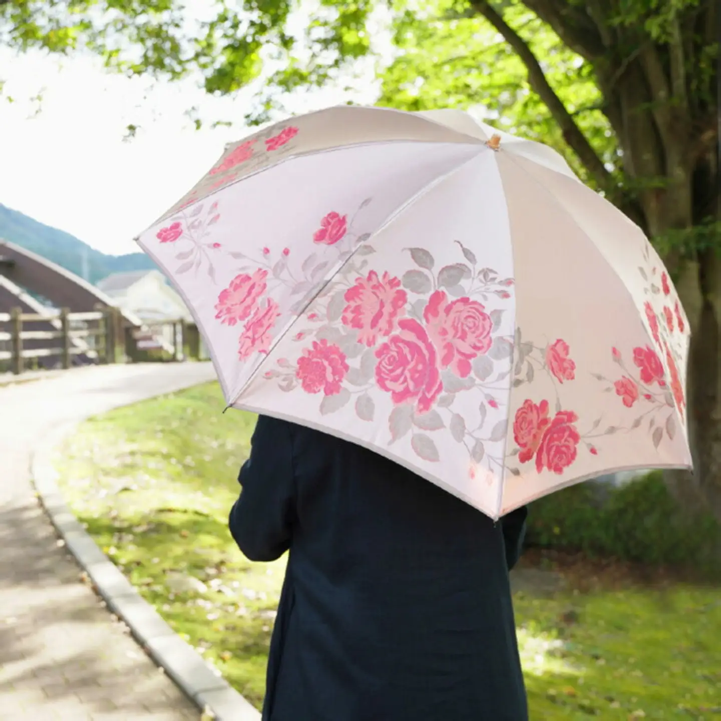 【槙田商店】晴雨兼用折りたたみ傘　絵おり　バラ　ピンク｜送料無料 槙田商店 傘 雨傘 おしゃれ レディース 贈答 プレゼント ギフト 母の日 誕生日 日本製 女性 長傘 晴雨兼用 ブランド 高品質 婦人用 日傘 UV加工