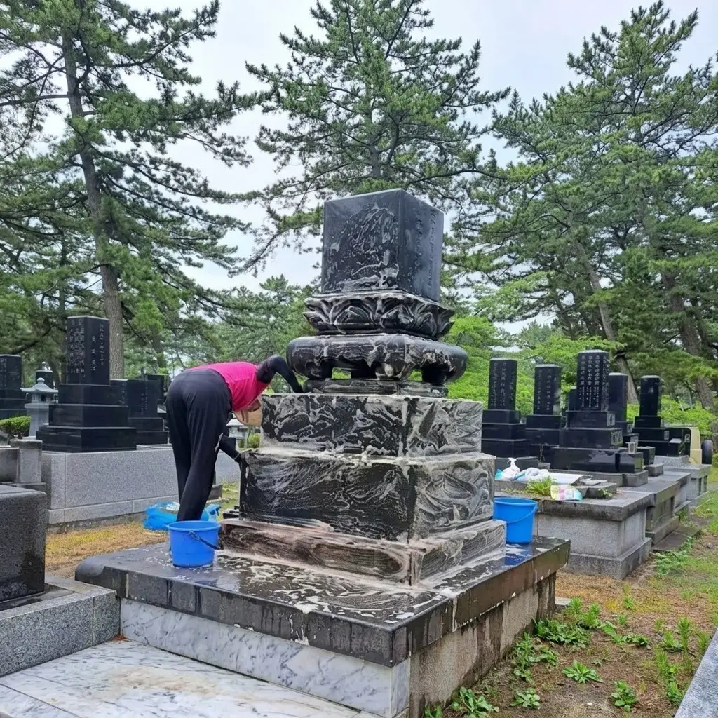 秋田県 能代市 お墓の洗浄と周辺の草取りパック　遠く離れたふるさとに帰省できない方に代わって、ご先祖様の墓地を洗浄し、草取りをします。※対象地域：能代市  お墓 洗浄 草取りお墓参り お盆 お彼岸 ご命日
