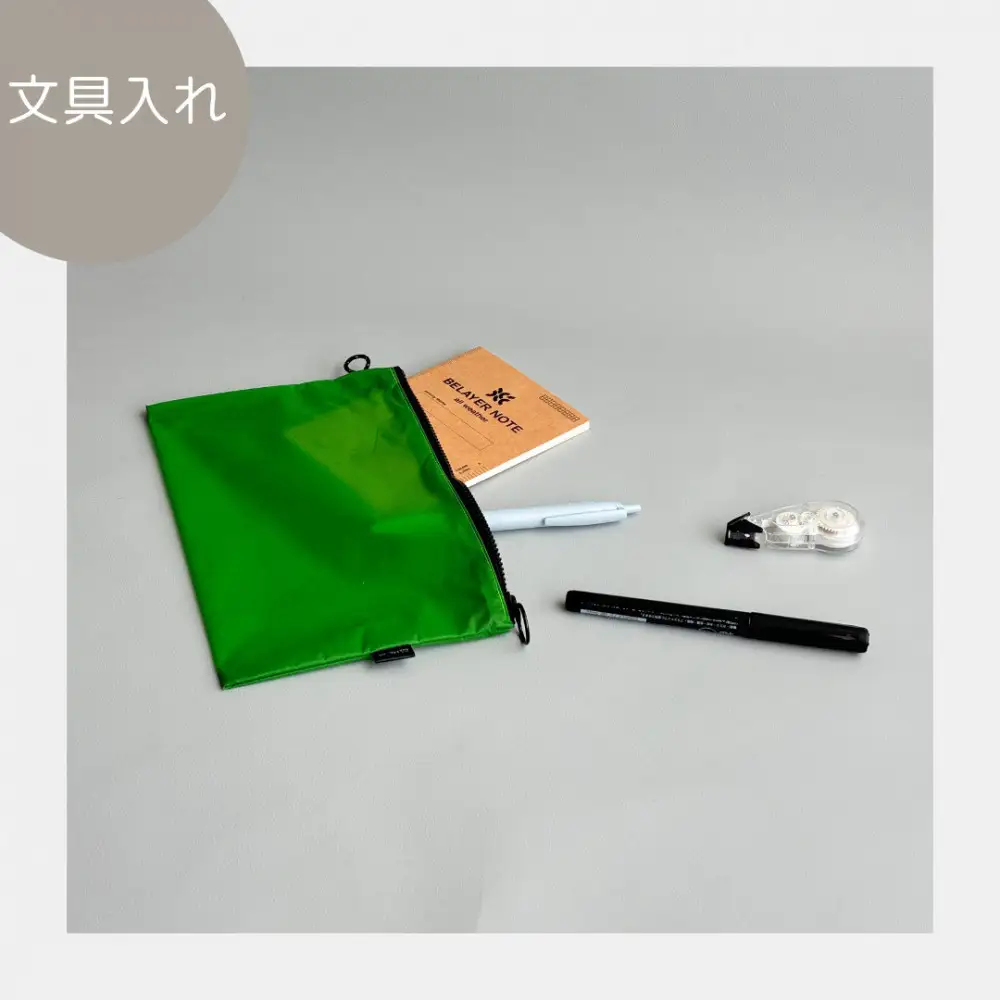 【緑】A6が入るとっても軽いナイロンフラットポーチ（マチなし）旅行用や化粧品にも