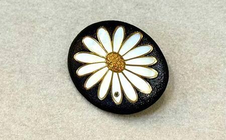 デイジー蒔絵白蝶貝ブローチ（黒） 伝統工芸 工芸品 国産 日本製 F6P-3124