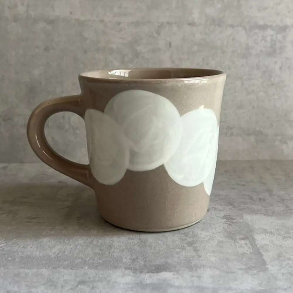 【瀬戸焼】 マグカップ (ベージュ) 2個 水玉つなぎ 【カネ三商店】 / 食器 マグ コーヒーカップ ギフト / 瀬戸市[BBDD063]