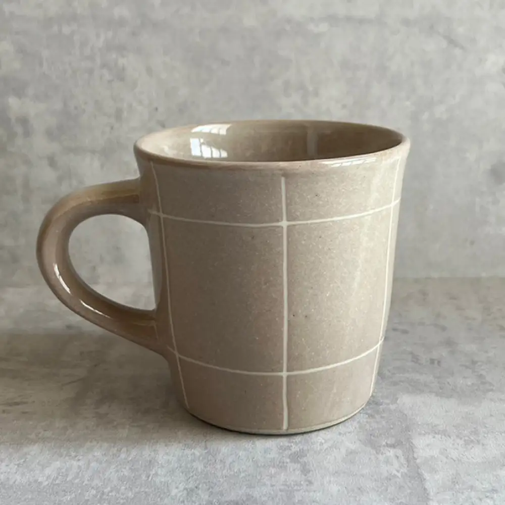 【瀬戸焼】 マグカップ (ベージュ) 2個 格子彫 【カネ三商店】 / 食器 マグ コーヒーカップ ギフト / 瀬戸市[BBDD065]