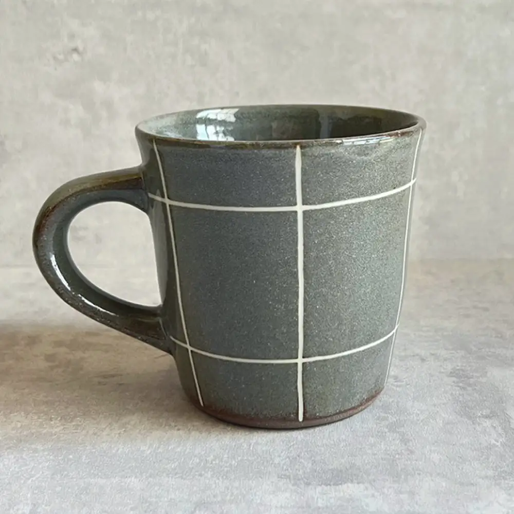 【瀬戸焼】 マグカップ (黒) 2個 格子彫 【カネ三商店】 / 食器 マグ コーヒーカップ ギフト / 瀬戸市[BBDD066]