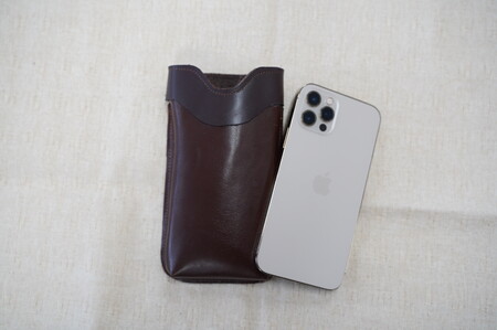 職人手作りの【本革】「スマホポーチ」ブラウン ケース 革 携帯ホルダー ポーチ ベルト 茶 コンパクト シンプル おしゃれ 人気 プレゼント H066-084