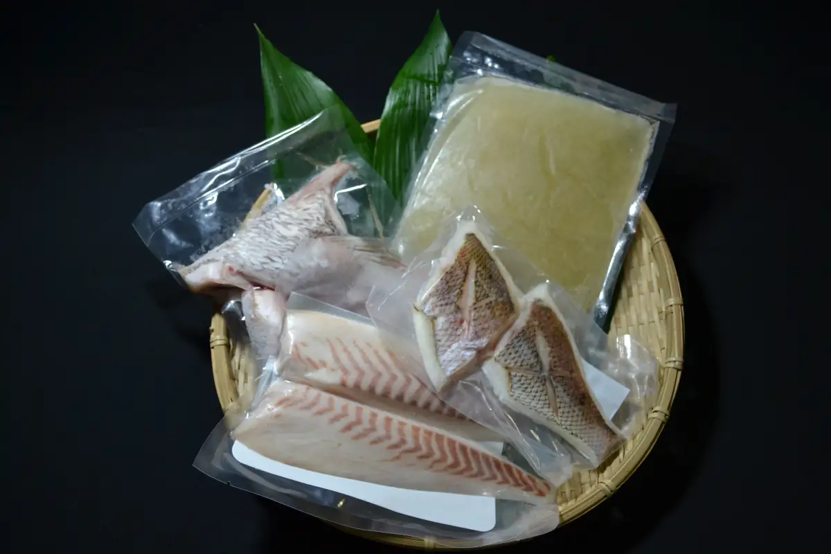 愛媛八幡浜産　天然真鯛を食べつくす 鯛めしセット【C26-2】【配送不可地域：離島】【1133994】 YWTAK002