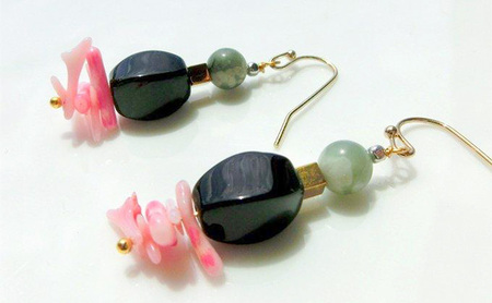 pink frill ピアス クリスタル アクセサリー 1個【シンプル ピンク サンゴ グリーン 天然石 可愛い ハンドメイド 手作り  職人 透明感 上品 華やか ドレス 大人な雰囲気 ギフト プレゼント ラッピング 結婚式 Q 北海道 幕別町】