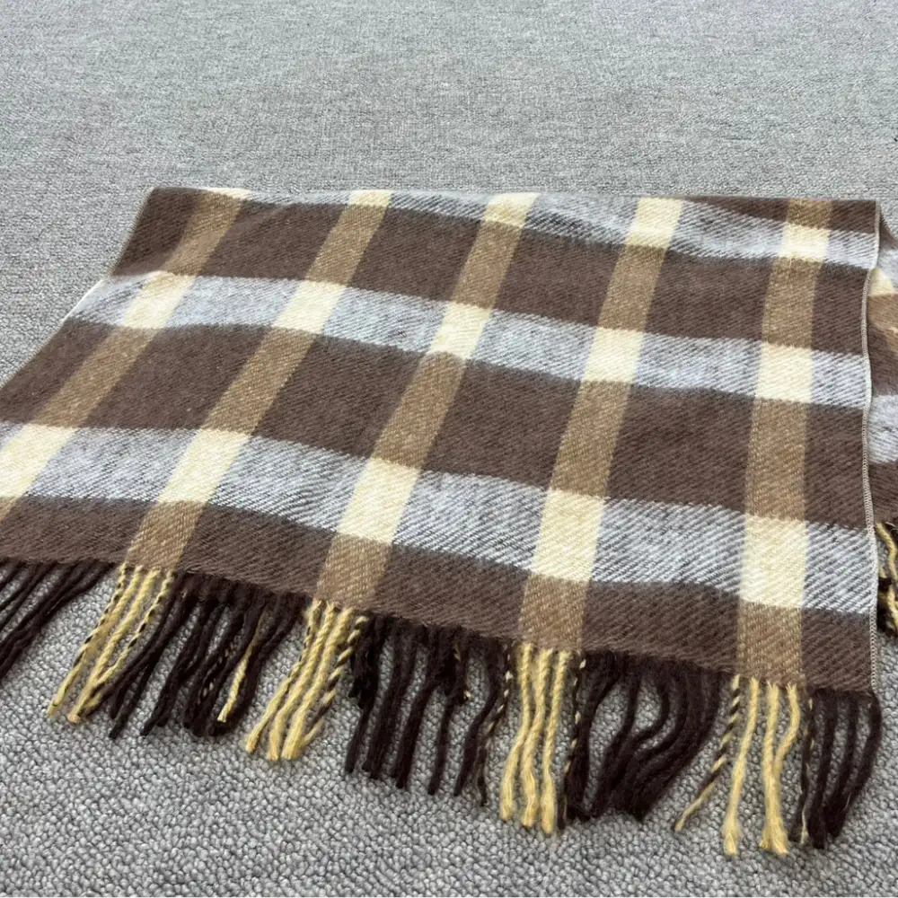 かわいいチェック柄の大判サイズひざ掛け ベージュ色 ストールとしてもご使用できます 約70×120cm AH-330 | 大判ひざ掛け ストールとしても使える2WAY仕様 チェック柄（ベージュ） ひざ掛け ストール