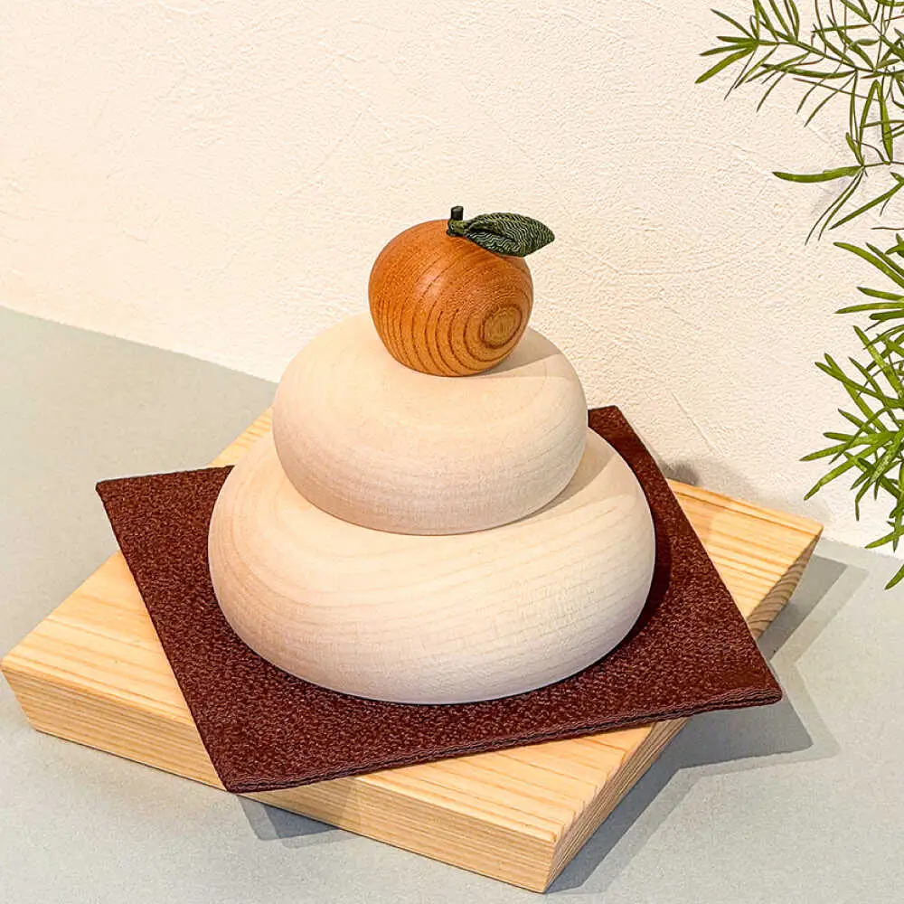 【もっちり鏡餅】天然木の木製かがみもち(焦茶敷布) お正月 飾り 鏡もち　日田市 / 合同会社ウッドアート楽[ARDN043]
