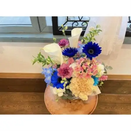 季節を彩る寒色系の生花アレンジメント【寒色系】【配送不可地域：離島】【1732606】