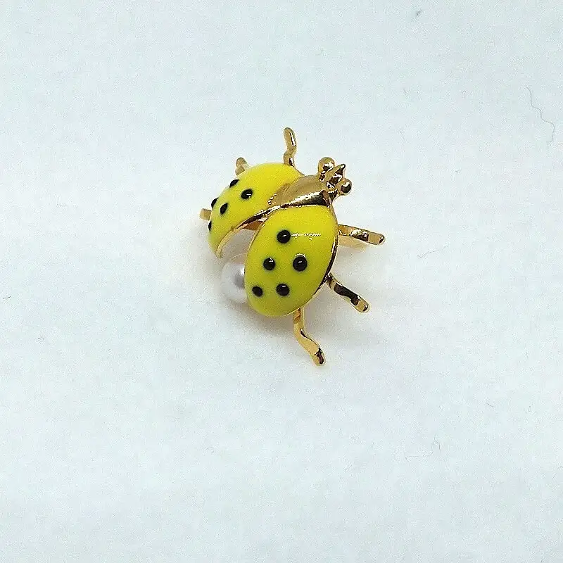 2110 真珠ピンブローチ・てんとう虫（黄色）（淡水本真珠・ボタン） 贈り物 かわいい カジュアル オシャレ クリスマスプレゼント アクセサリー
