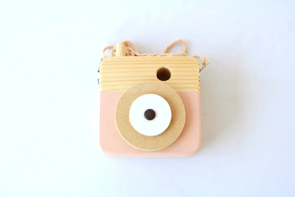 トイカメラ 写ラナインです ピンク 1個 / SUGGY スッギー 木工 オリジナル家具 雑貨 木育  木製 木のおもちゃ ごっこ遊び 知育玩具 カメラ おもちゃ キッズカメラ 出産祝い 誕生日プレゼント フォトプロップス ふるさと納税 手作り 手作り 奈良県 葛城市【sugg005-1】