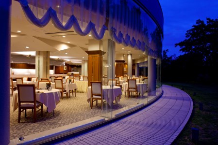 ホテル春日居 山梨産ワインテイステイングセット付 平休日ペア宿泊券（1泊2日2食付き） 037-002