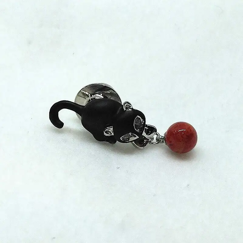 2146 珊瑚ピンブローチ・黒ねこ（アフリカ珊瑚） 還暦祝い 贈り物 かわいい アクセサリー カジュアル 母の日 プレゼント ねこ 黒猫と毬