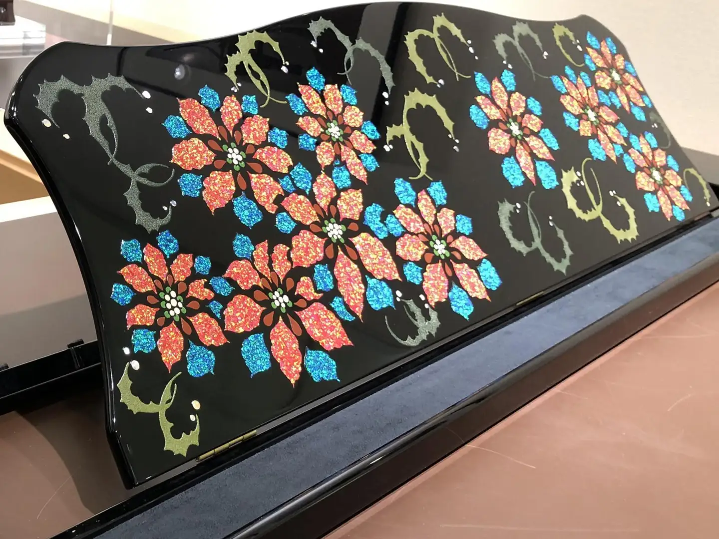 【真和楽器】京都伝統工芸による彩輝光蒔絵ピアノ「冬の笑美」モデル制作クーポン（210万円分）｜京都 伝統技術 ピアノ