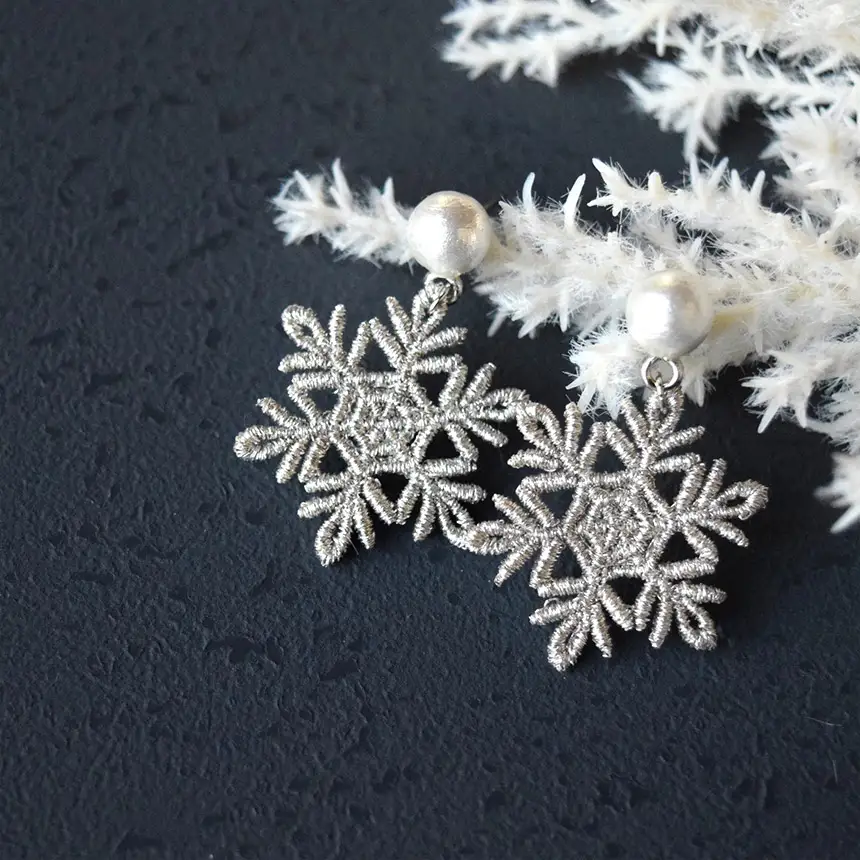 刺繍レースピアス【雪の結晶|シルバー|コットンパール付き】樹脂ノンホールピアス