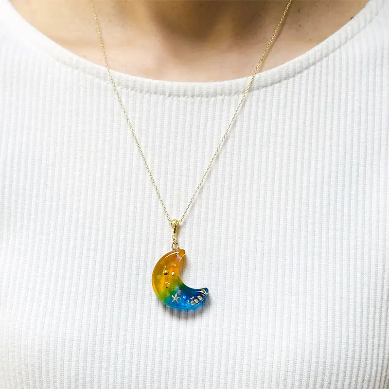 レジン製の三日月ネックレス アクセサリー レジン 手作り 一点物 山陽小野田市 F6L-1483