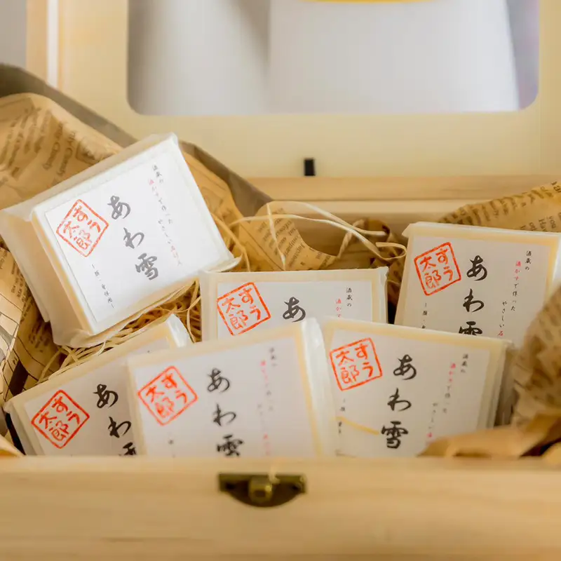 【石鹸の定期便】子育て真っ最中のママが考えた 家族みんなで使えるコールドプロセス酒かす入り石けん「あわ雪」 3か月連続 F6U-419