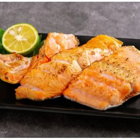 【訳あり】天然紅鮭 ご家庭用切身 1kg(カマ・尾含む)【配送不可地域：離島】【1748658】