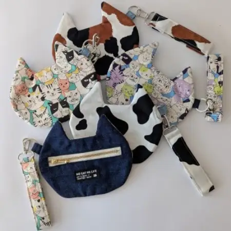 保護猫へのご支援のためのお礼品【保護猫ルームえびす】ストラップ付猫型ファスナーポーチ(色柄アソート)【1719562】