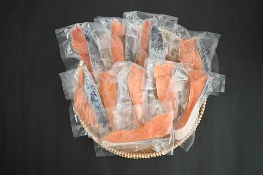 北海道日高沖 訳ありキングサーモン切身 500g(甘塩・個包装)[15-1633]