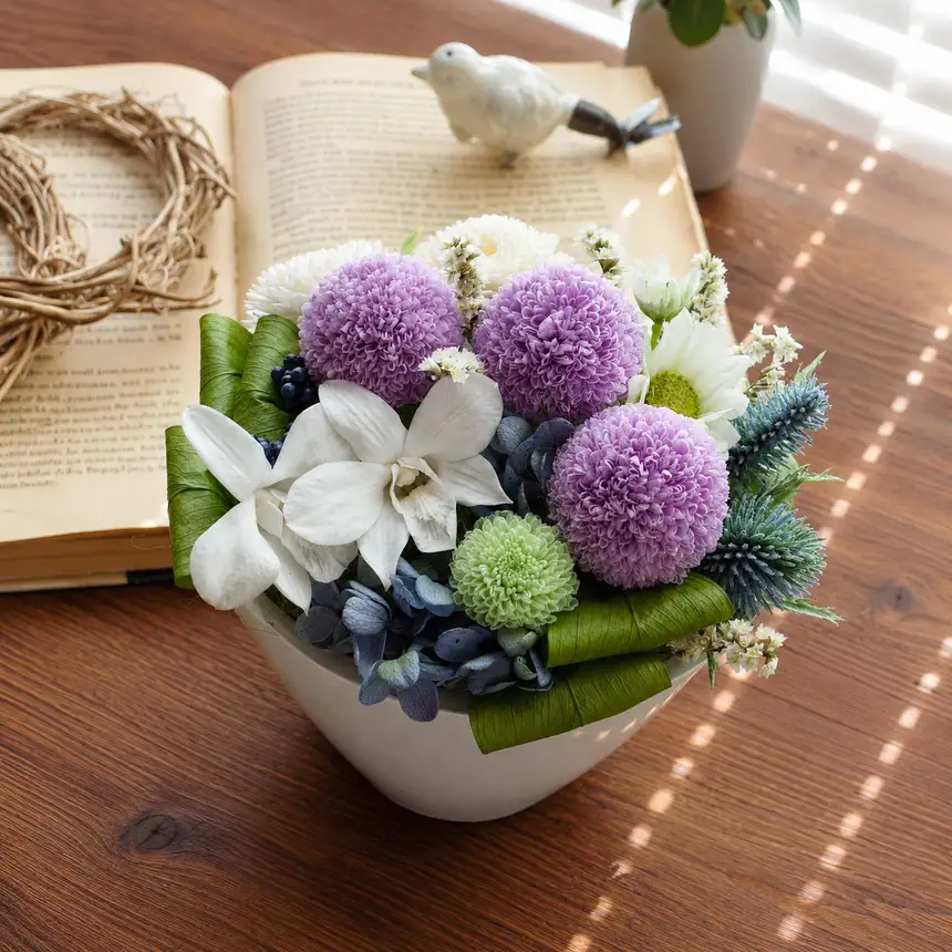 想いを静かに届ける、手仕事仕立てのお供えアレンジメント アクリルケース入り | Flower Shop 花野果