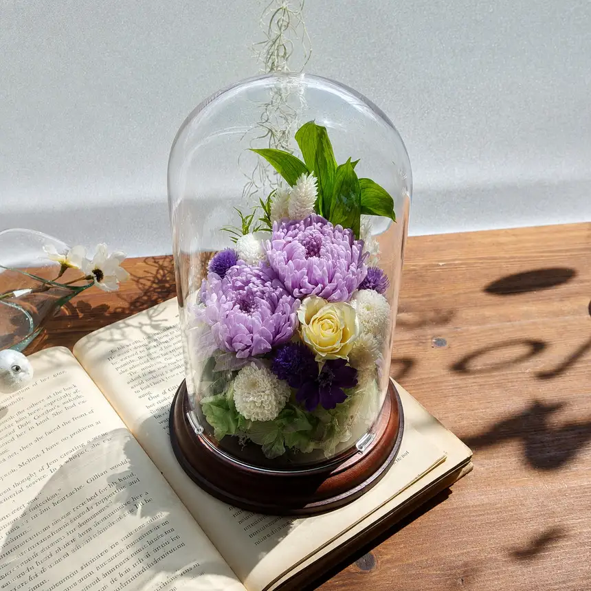 優しい紫と白い花のガラスドームアレンジメント | Flower Shop 花野果