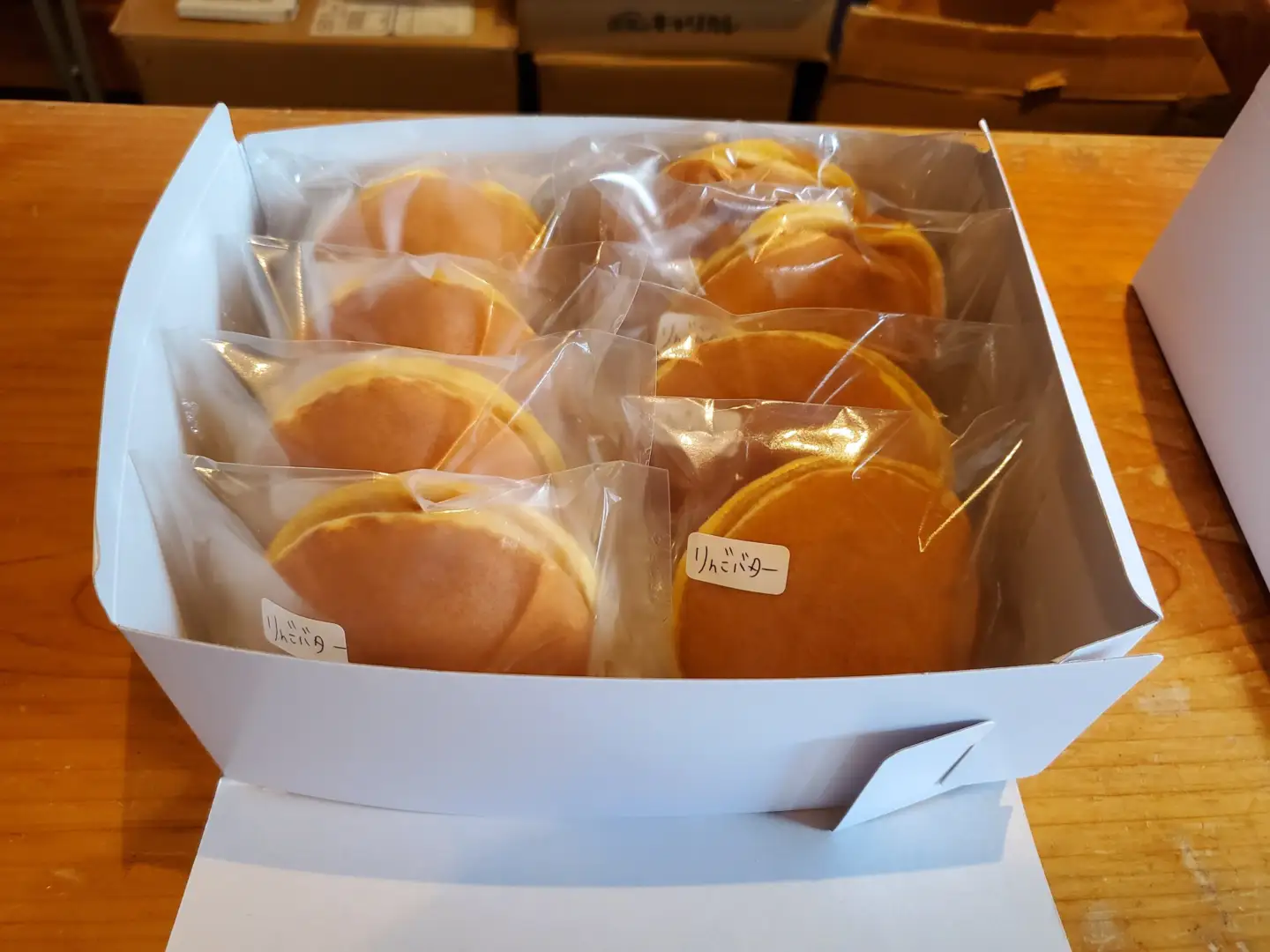 松崎町老舗お菓子処「甘泉堂」の手作りりんごバターどら焼き