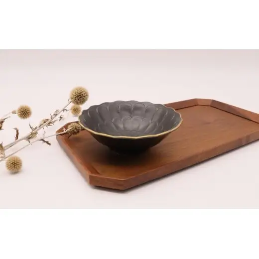 有田焼 漆黒菊小鉢【深海三龍堂】 食器 和食器 中鉢 和食 煮物鉢 取鉢 深鉢 菊紋 菊花 黒い器 うつわ おもてなし おしゃれ 和モダン ay104