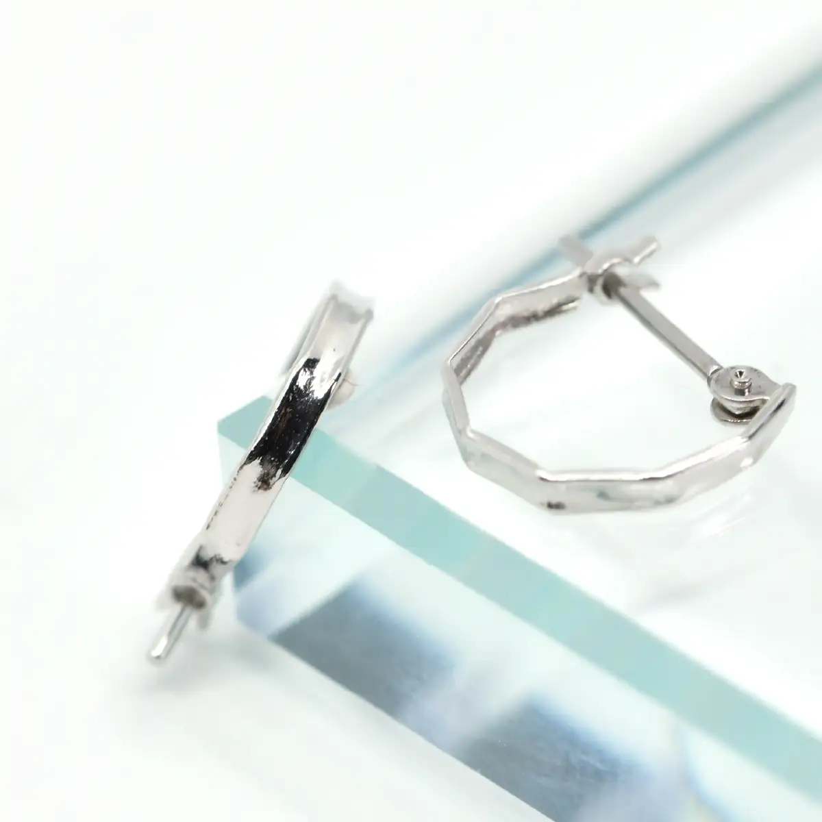オクタゴンフープピアス（Pt900）ファセットライン（角溝線） F・C-0136｜静かな輝きが際立つ、端正なミニフープ SWCA058-b