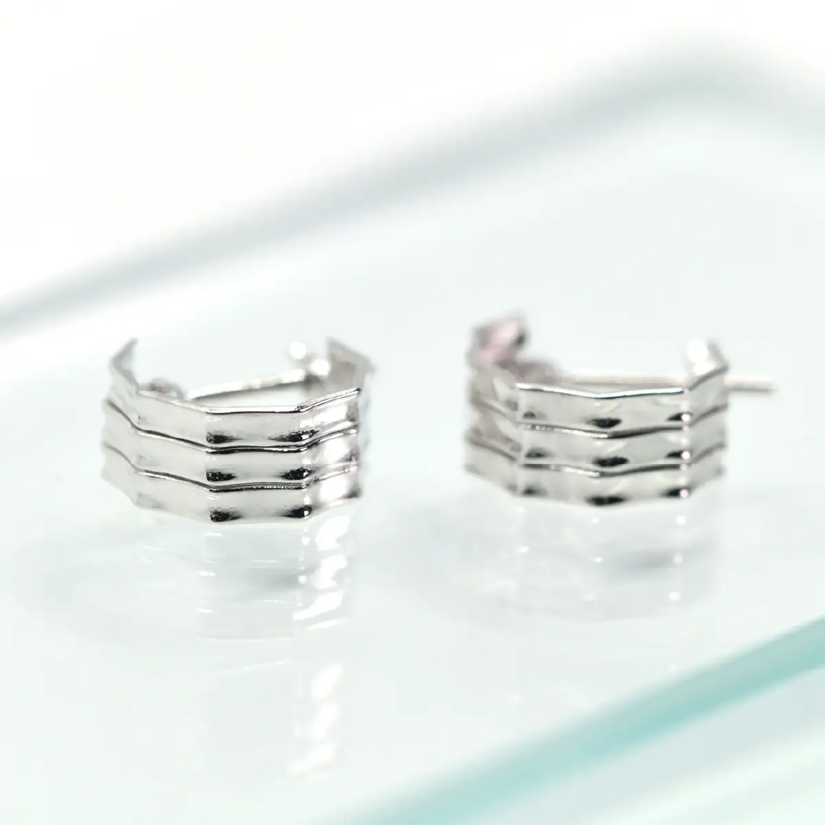 オクタゴンフープピアス（Pt900）3本構成 ファセットライン（角溝線） F・C-0137｜静かな光を重ねる、端正な立体感 SWCA059