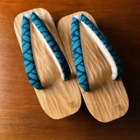 郡上踊り　踊り下駄　槍鉋(やりかんな)下駄　女性用Sサイズ　鼻緒/青海葉　青【1770554】