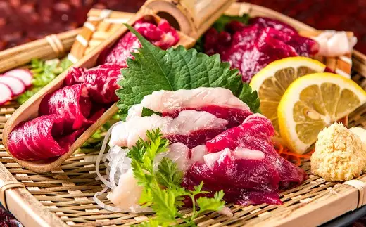 ＜ R8年熊本地震復興支援 ＞熊本赤身馬刺し 約200g （ 約50g × 4パック ） 馬肉 馬刺 お肉 肉 特製馬刺し醤油付き ヘルシー 高タンパク 低脂肪 小分け 個包装 冷凍 おつまみ 晩酌 お取り寄せ