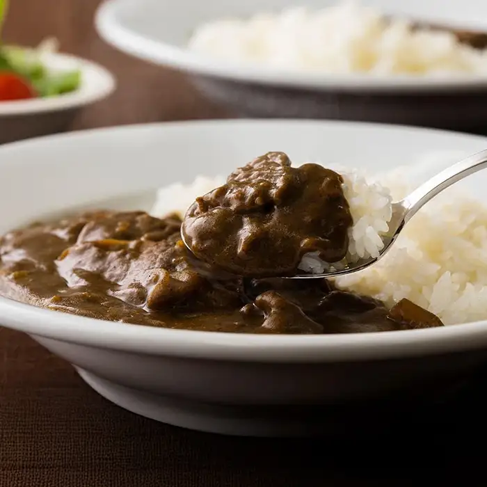 【お歳暮】カレー 黒毛和牛使用 ばくろの黒牛カレー 180g×4袋 牛肉 カレー【01-030-29-R8OS】
